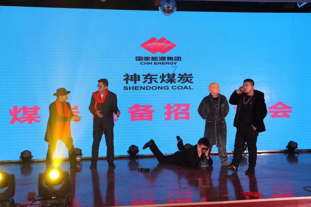 当女生靠近男人时，女生感到不好意思，是女生的问题还是男人的问题导致了女生不好意思？游戏画面